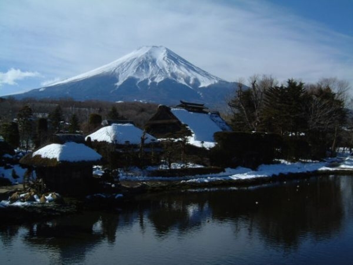 富士山と古民家の組み合わせ