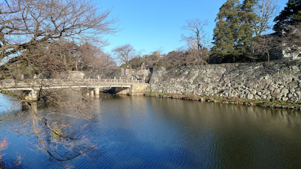 中堀にかかる京橋