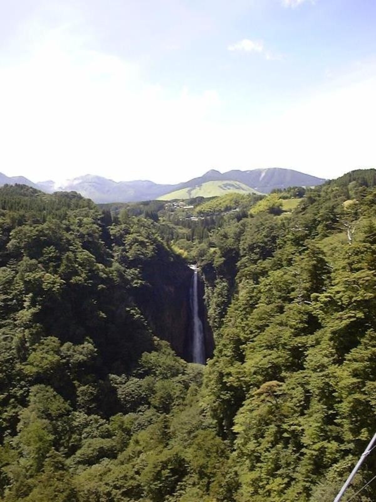 九重"夢"大吊橋から震動の滝を望む(1)