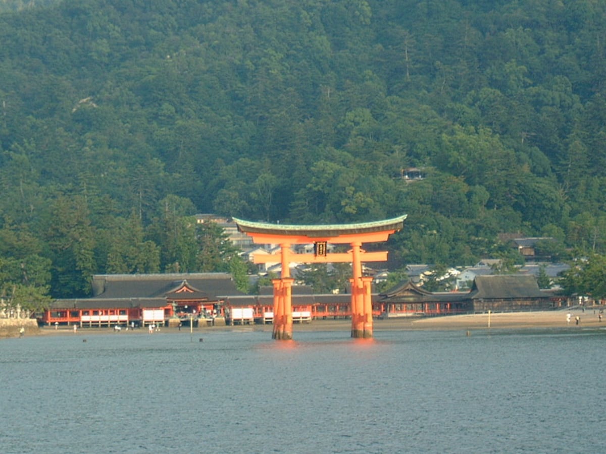 嚴島神社(1)/JR西日本宮島フェリー・大鳥居便から望む大鳥居と御本社