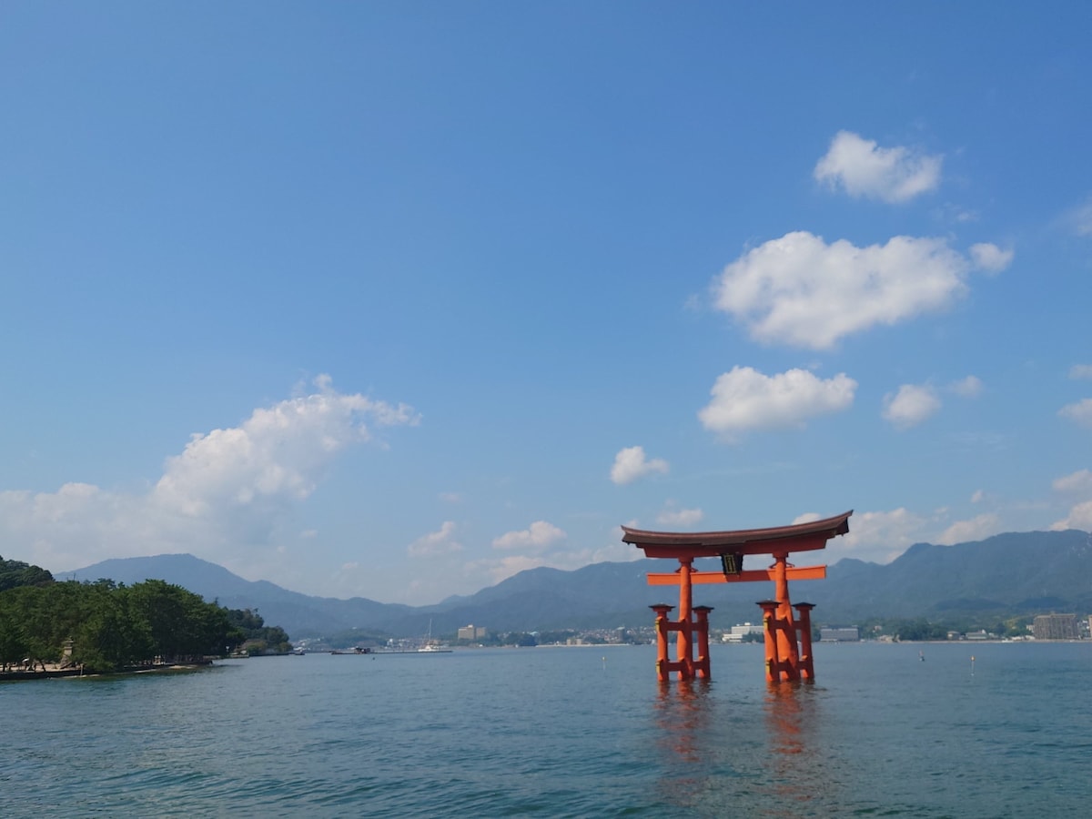嚴島神社(10)/青空と青い海に映える朱塗りの大鳥居