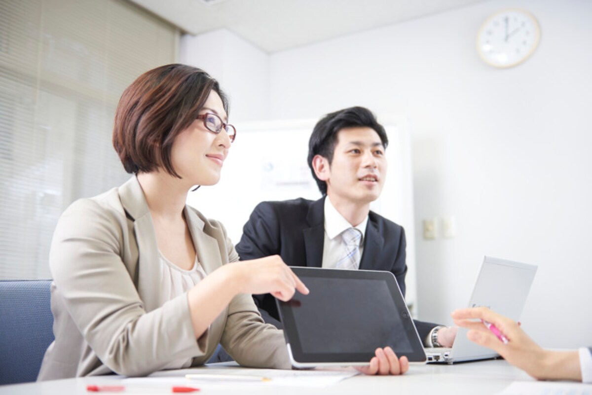 「She is a salesperson.（彼女は営業職です）」 性差別的な表現を排除しようという最近の傾向から、男女関係なく使える呼び名が好まれています
