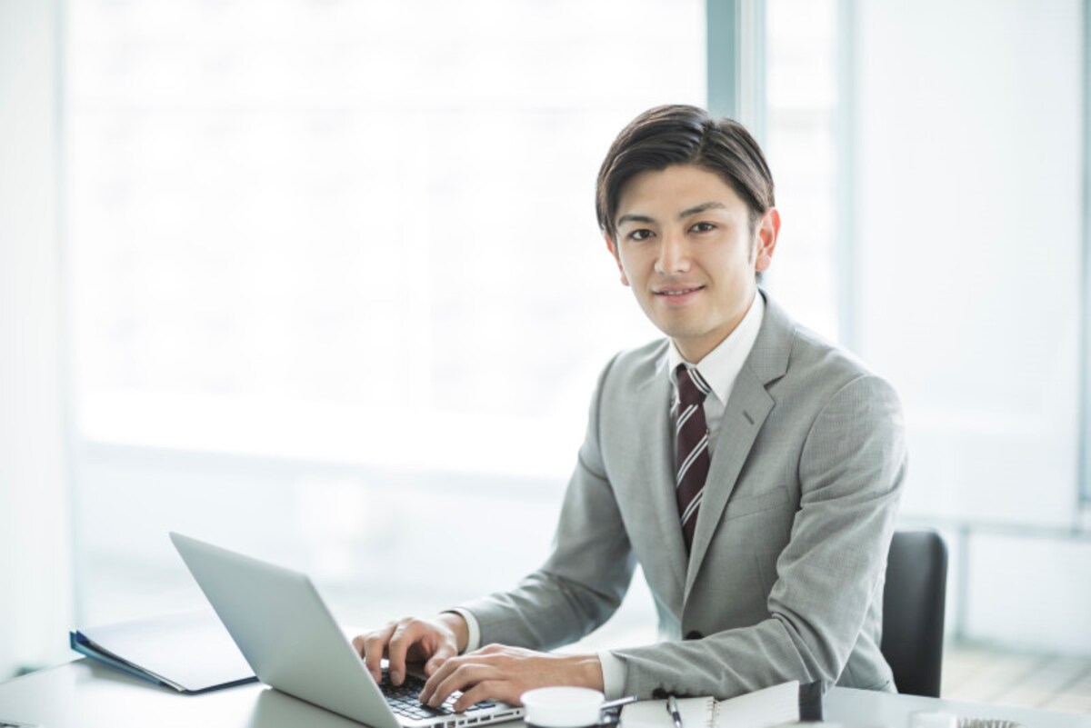「I run an IT company.（IT会社を経営しています）」 動詞 run を使うと、「経営する」という意味に