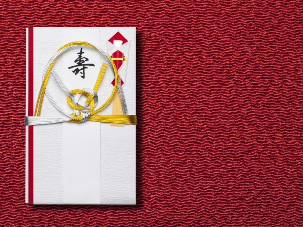 ご祝儀袋の中央に名前を書く