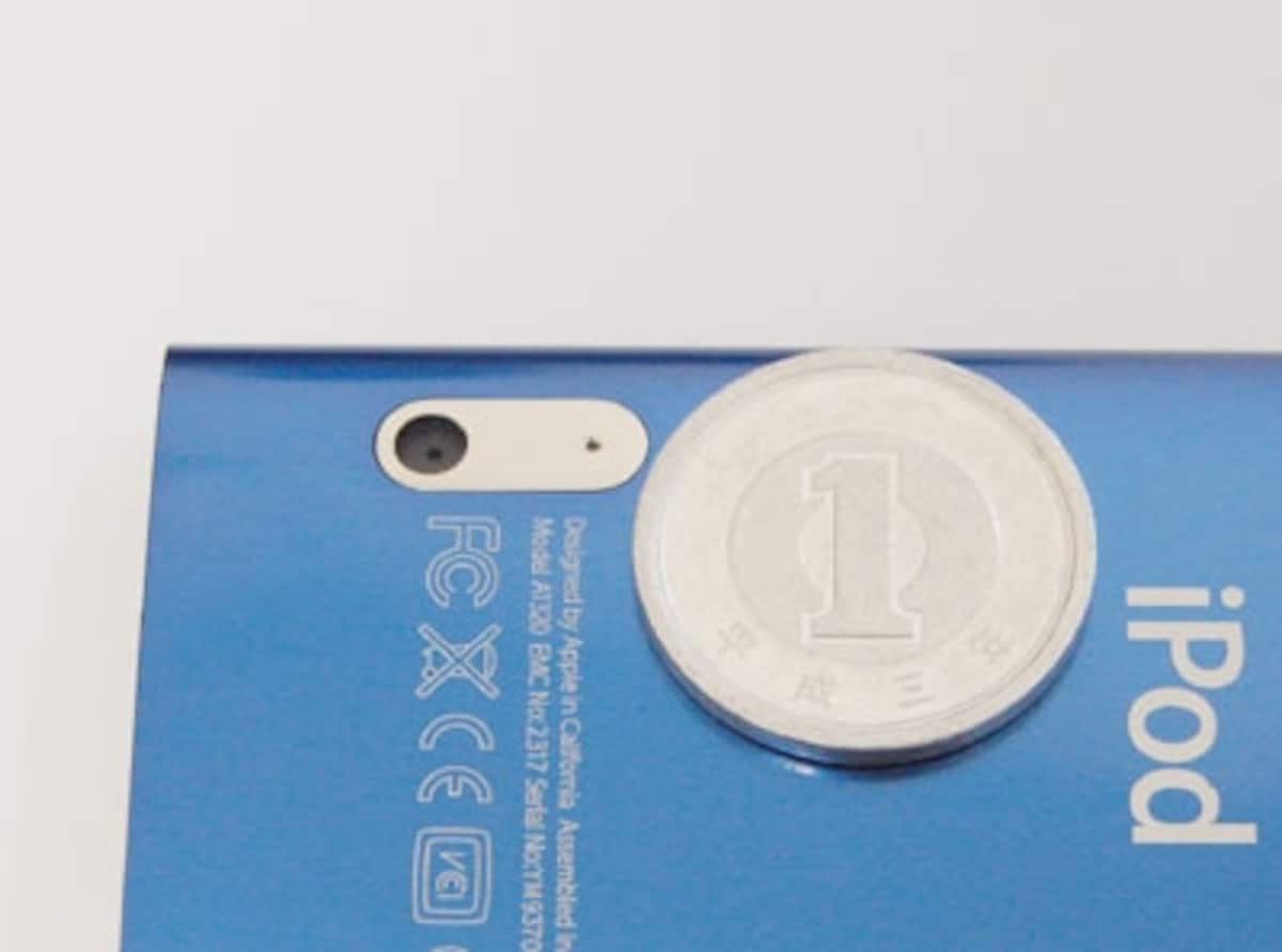 本体背面のカメラレンズとマイク部。undefined1円玉と比べるとその小ささが分る。