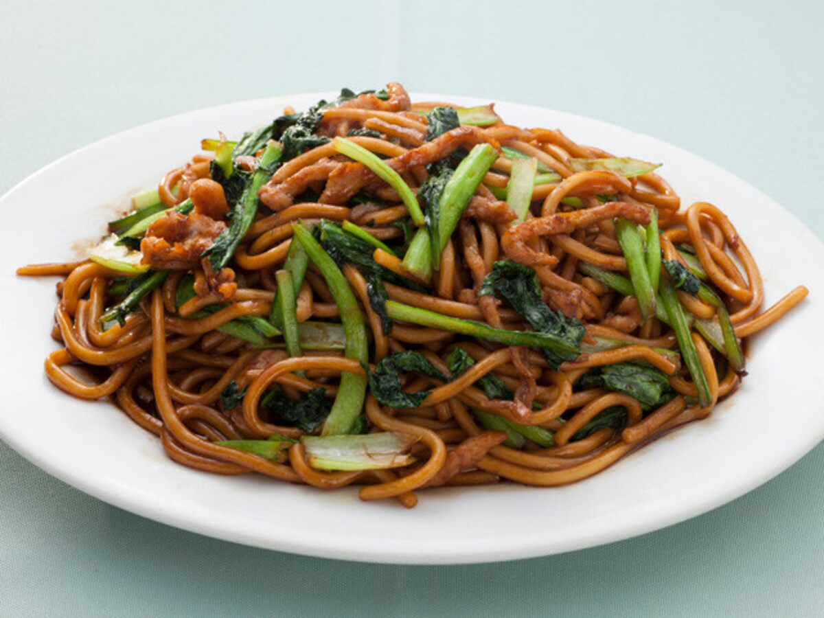 萬来亭の一番人気、上海やきそば（860円）。自家製の太麺を使った焼きそばは、食べ応えあり（撮影：小林恵介）