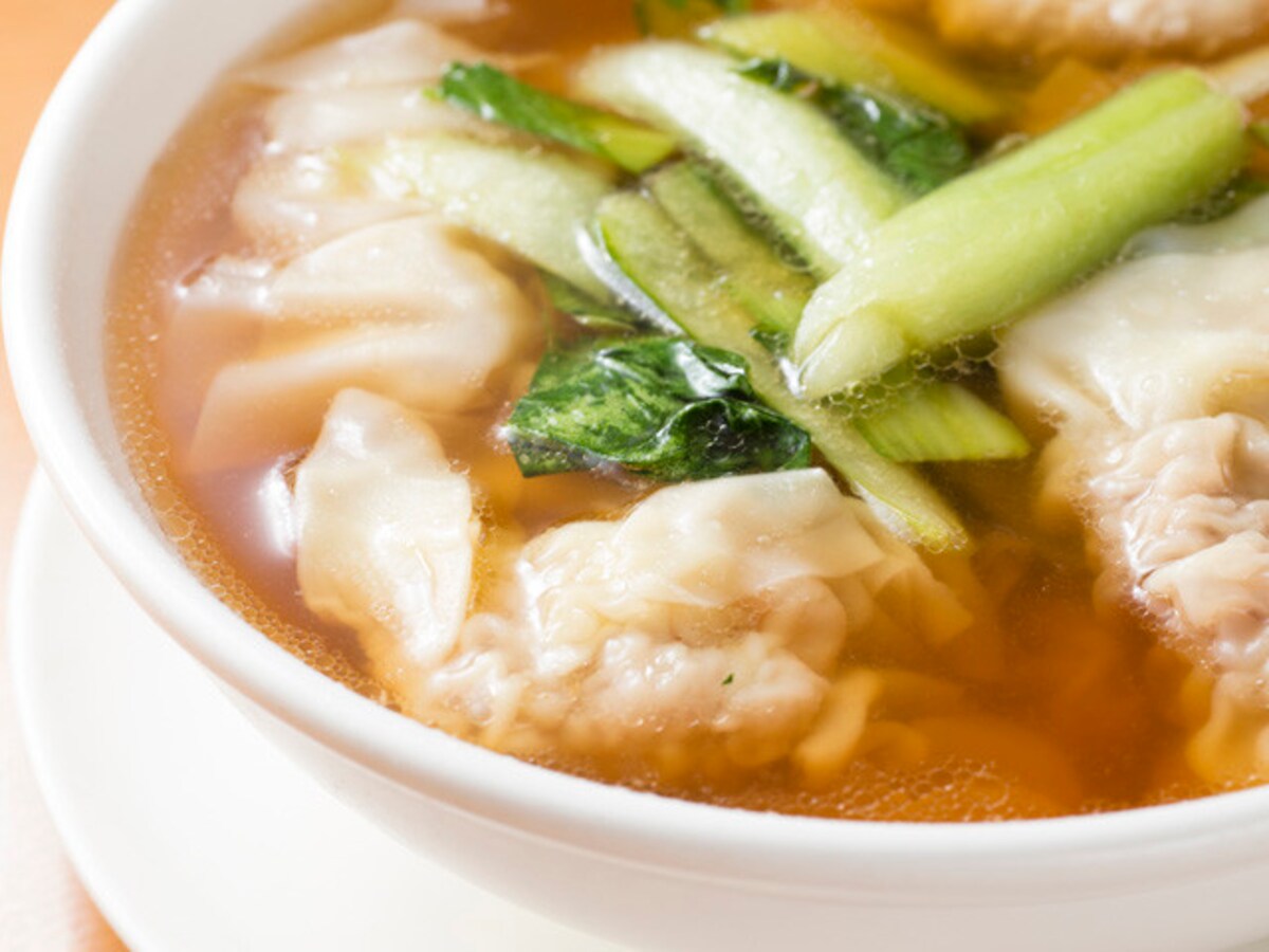 慶華飯店でほとんどの客がオーダーするのが、えびワンタン（600円税別）。小エビが1匹入ったワンタンが12個も！（撮影：小林恵介）