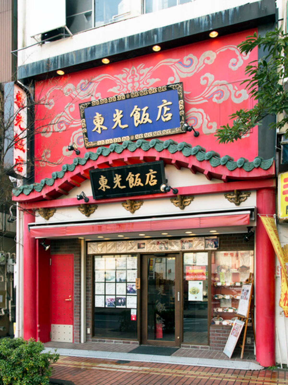 東光飯店本館は、大通りから少しはずれた、北門通りに位置します（撮影：小林恵介）
