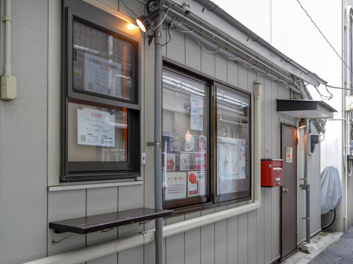 予約は1ヵ月半待ち（2019年1月8日現在）。店頭販売（火～金曜の11:00～）のちまき（冷凍品がメイン、製造タイミングが合えば温かい食べ歩き用もあり）は売り切れ次第終了（2018年12月13日撮影）