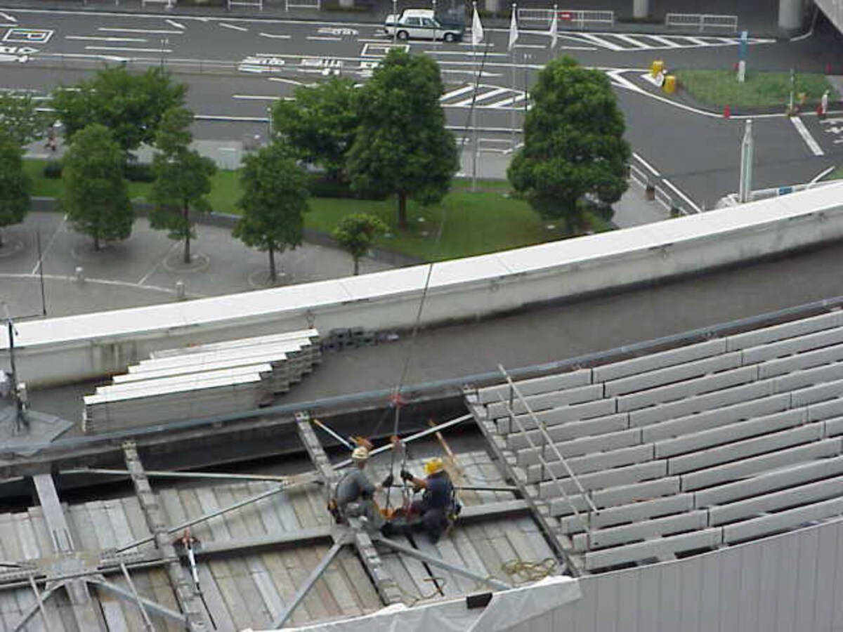 インターコンチ屋上でのワイヤー工事のようす（写真提供：パシフィコ横浜 施設サービス部施設課）