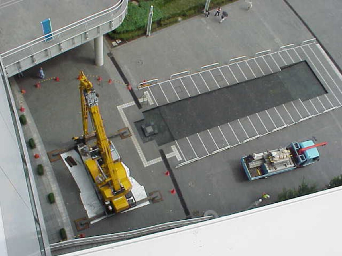 クレーンを使う、大掛かりな作業（写真提供：パシフィコ横浜 施設サービス部施設課）