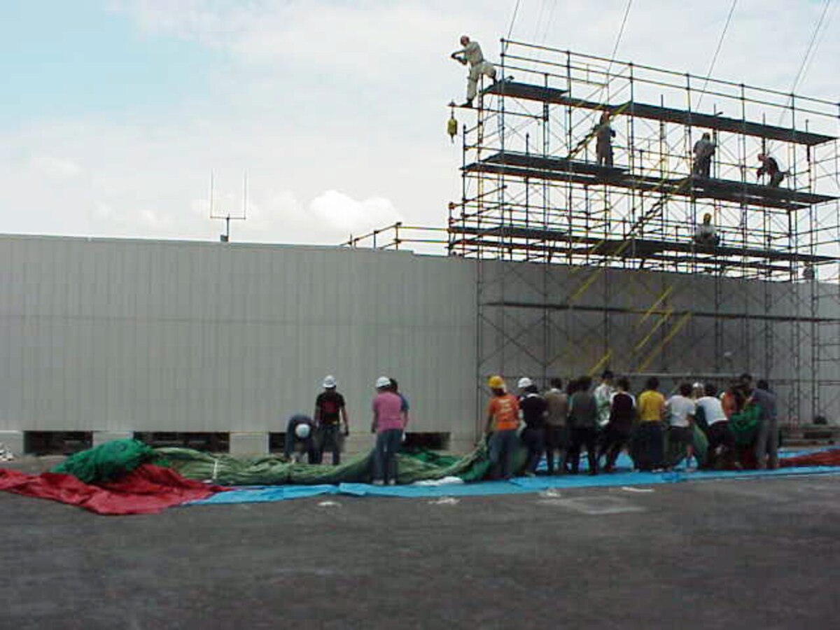 7階広場で作業する、学生ボランティアたち（写真提供：パシフィコ横浜 施設サービス部施設課）