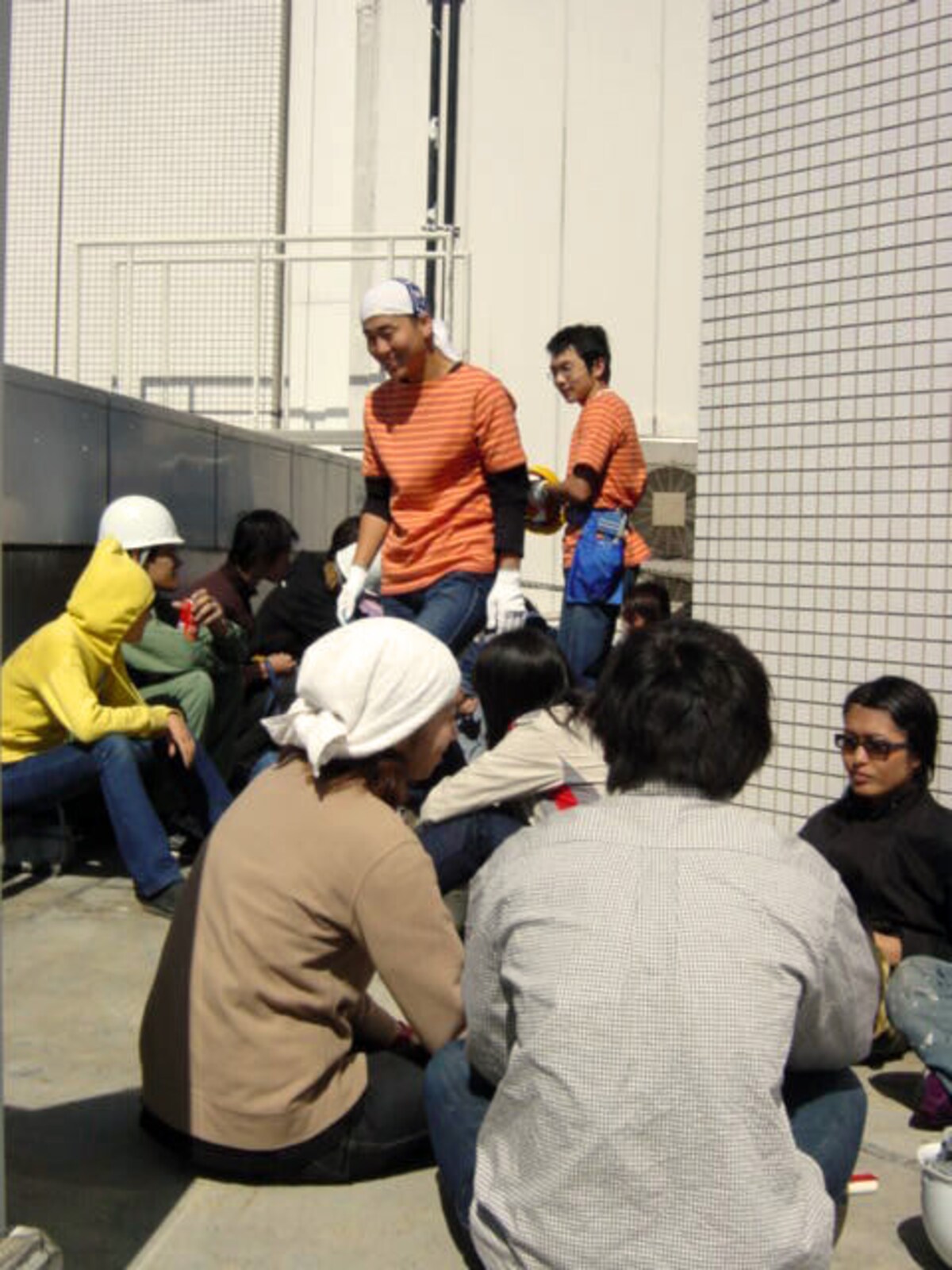 風がやむのを待つ、学生ボランティアたち（2001年9月23日撮影）