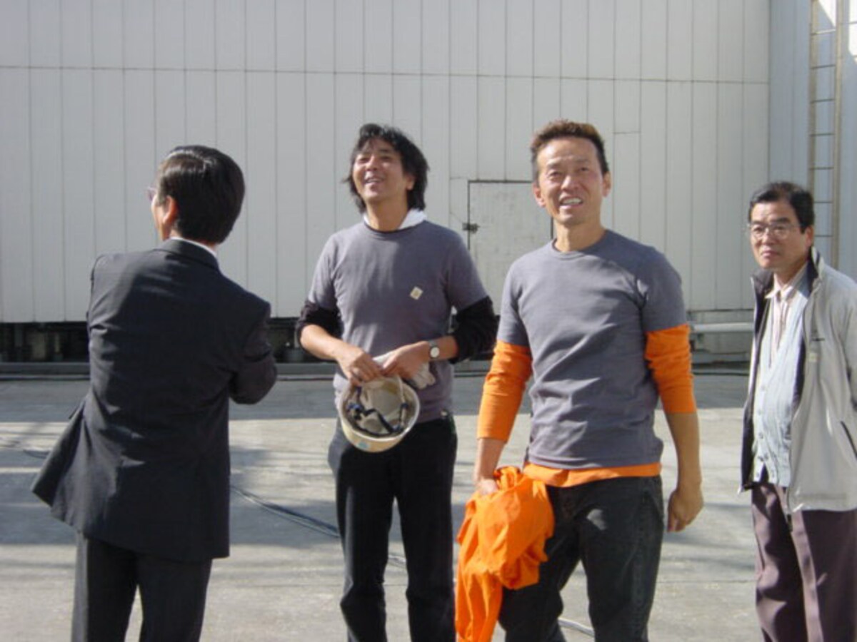写真左：室井氏、右：椿氏。バッタの姿を見つめる2人（2001年9月23日撮影）