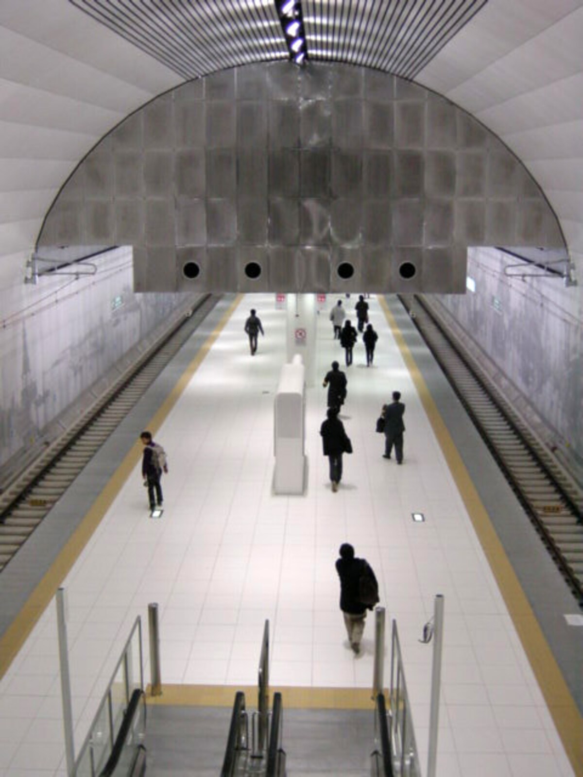 真っ白な壁に「居留地時代の街並み」が描かれているホーム（2004年1月10日撮影）