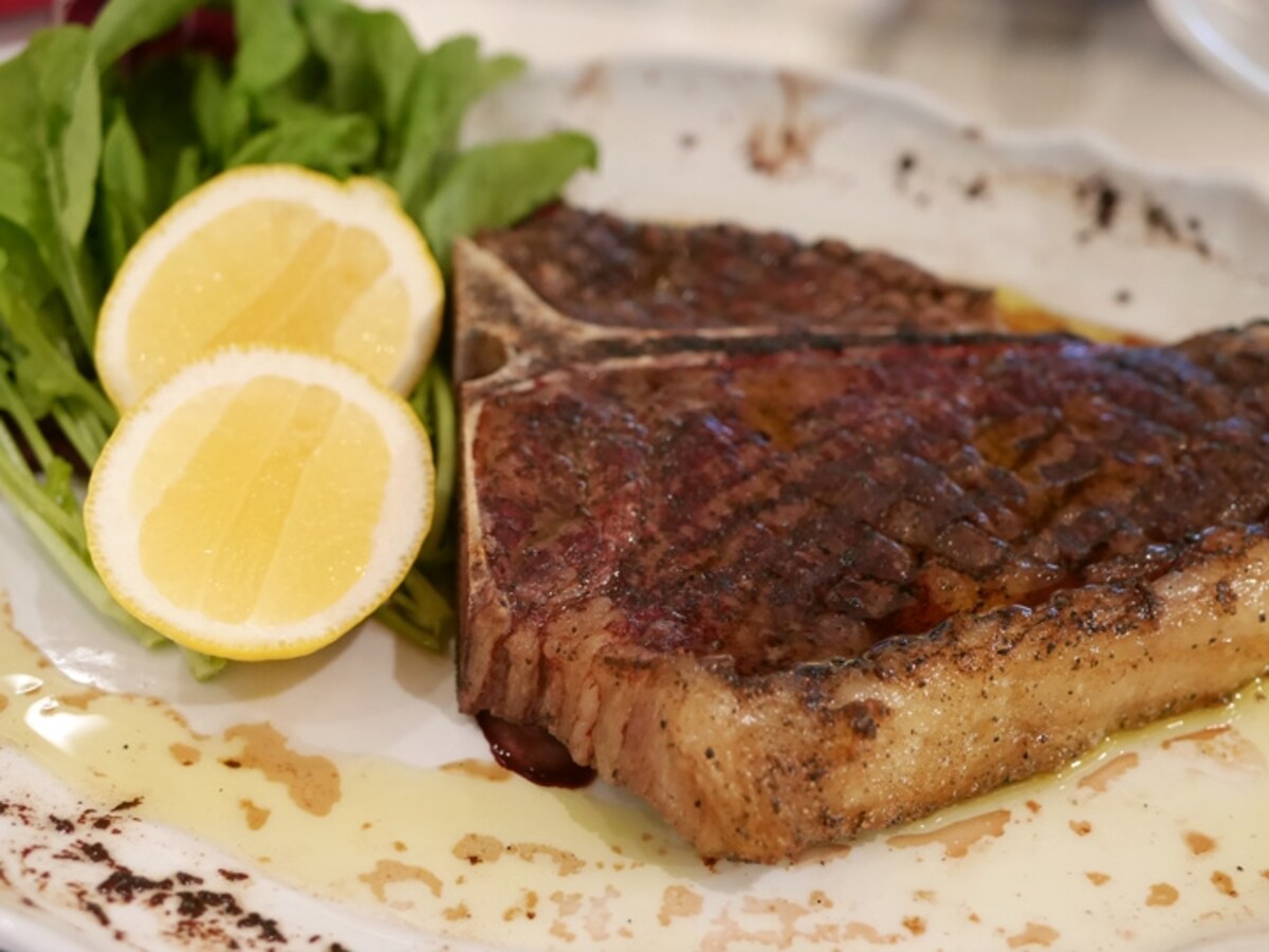 「Tボーンのグリエ レモン添え」は、牛肉の産地が多いイタリア中部のメニュー（2016年10月3日撮影）