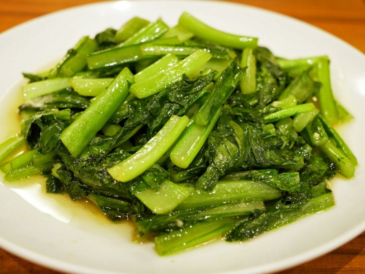 水餃子がゆであがるまで10分ほどかかるので、すぐに出てくる炒め物をオーダーするのがおすすめ。青菜炒め（1000円税別）（2017年10月14日撮影）
