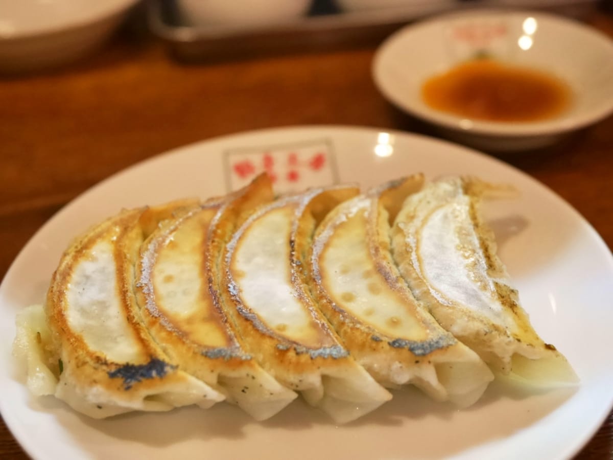 翠葉の看板メニュー「餃子（5個320円税込）」（2017年7月8日撮影）