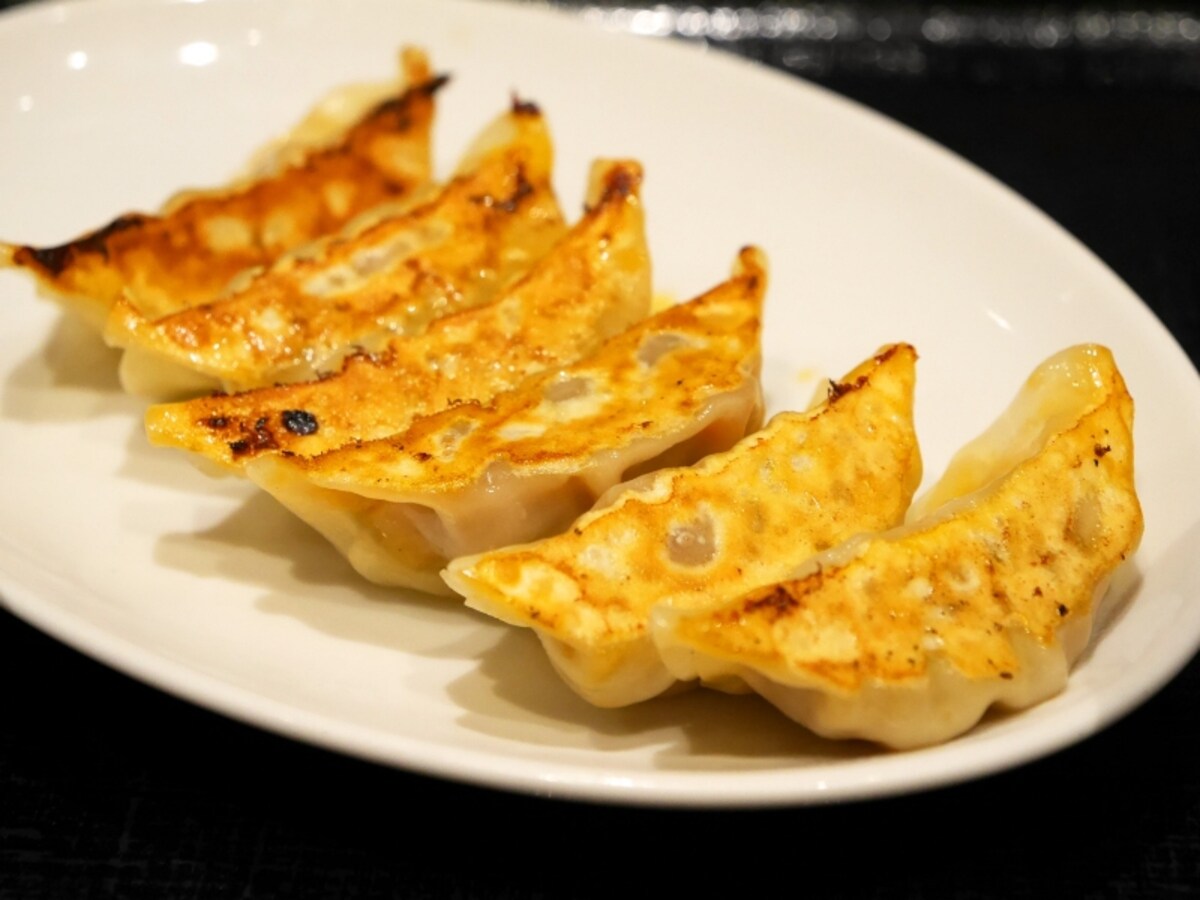 重慶茶樓 CIAL桜木町オリジナル「重慶餃子（3個230円、6個450円税別）」。味がついているのでそのままでおいしい（2017年9月29日撮影）