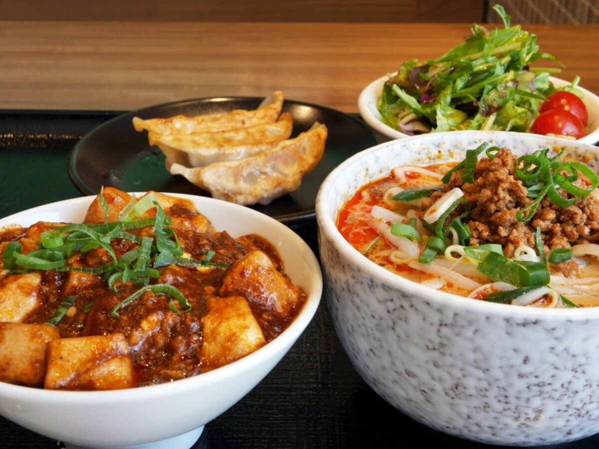3大人気メニューのミニ麻婆丼、ハーフ担担麺、重慶餃子にサラダがつく「よくばりセット（1180円税別）」（2017年7月7日撮影）