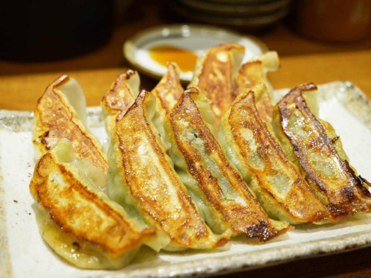 まん天餃子（奥、5個260円）としそ餃子（手前、5個310円）」※いずれも税別（2017年10月6日撮影）