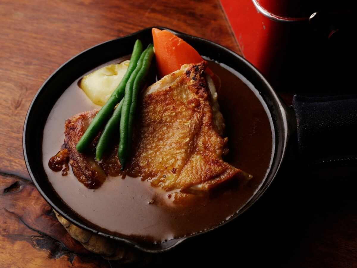 ステーキカリー 若鶏（1380円税込）……飯盒スタイルのライス付（画像提供：ブライダルプロデュース）