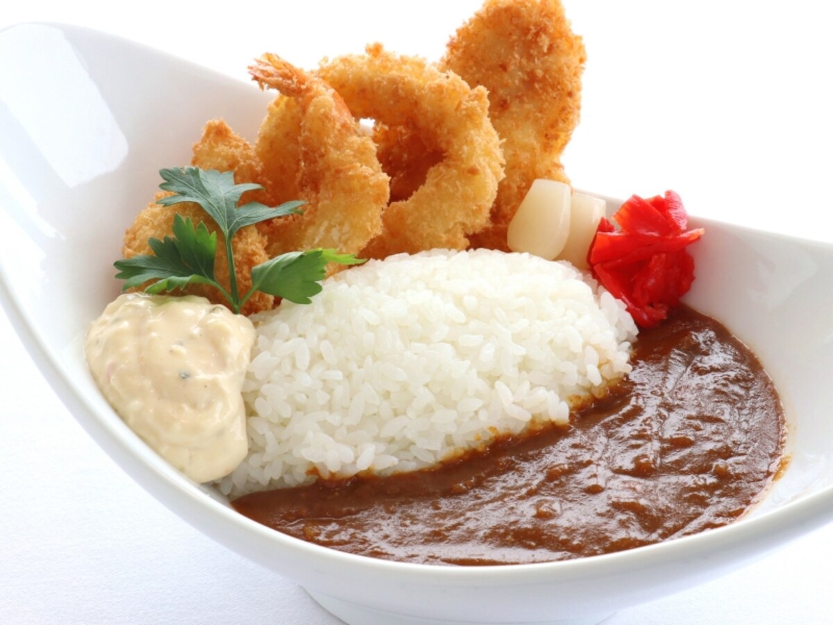 ベジタブルカレー シーフードフライ添え (ランチセットはサラダ付き1400円、アラカルト1080円 いずれも税込）（画像提供：ヨコハマ グランド インターコンチネンタル ホテル）