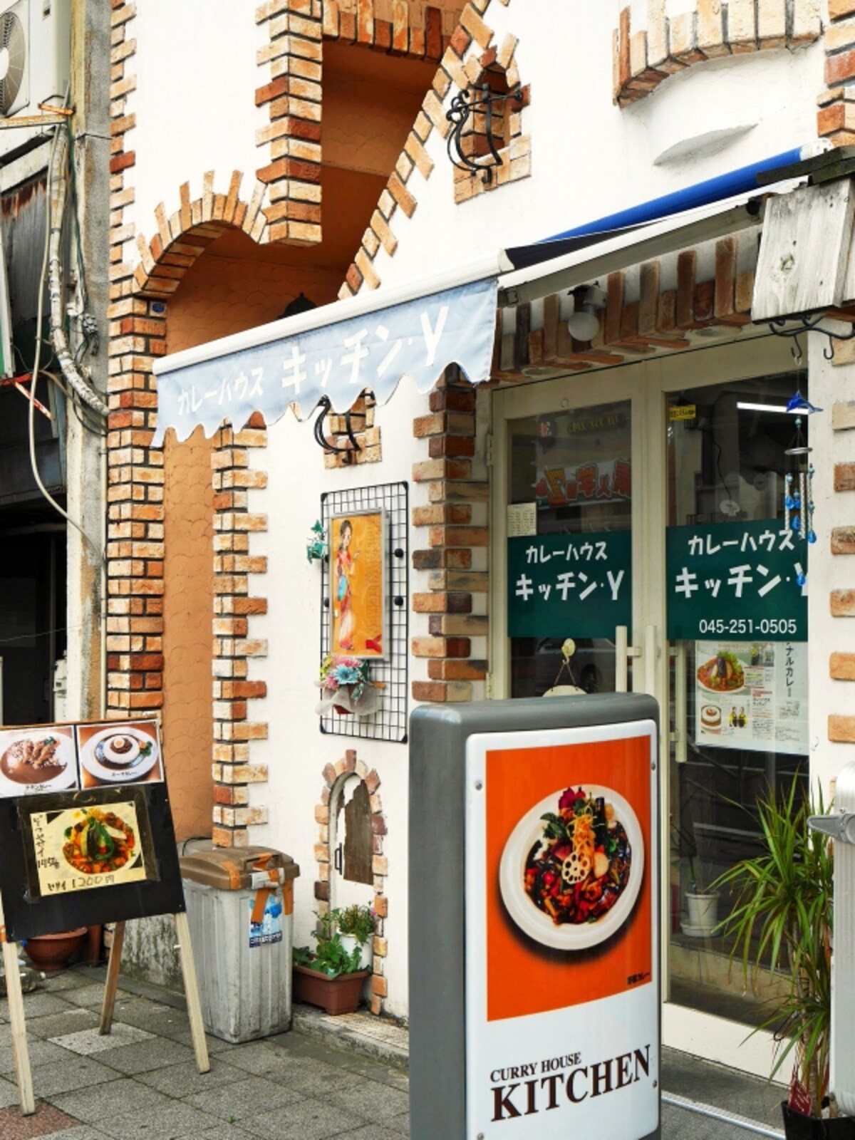 国道16号線沿い、看板とレンガ調のかわいらしい外観が目印（2017年8月13日撮影）
