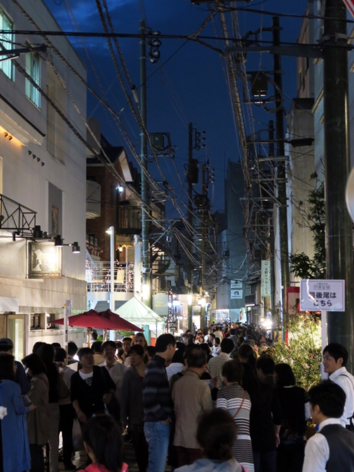 元町仲通りを中心に各店自慢のグルメが集合！　毎年たいへんなにぎわいです（2015年10月17日撮影）