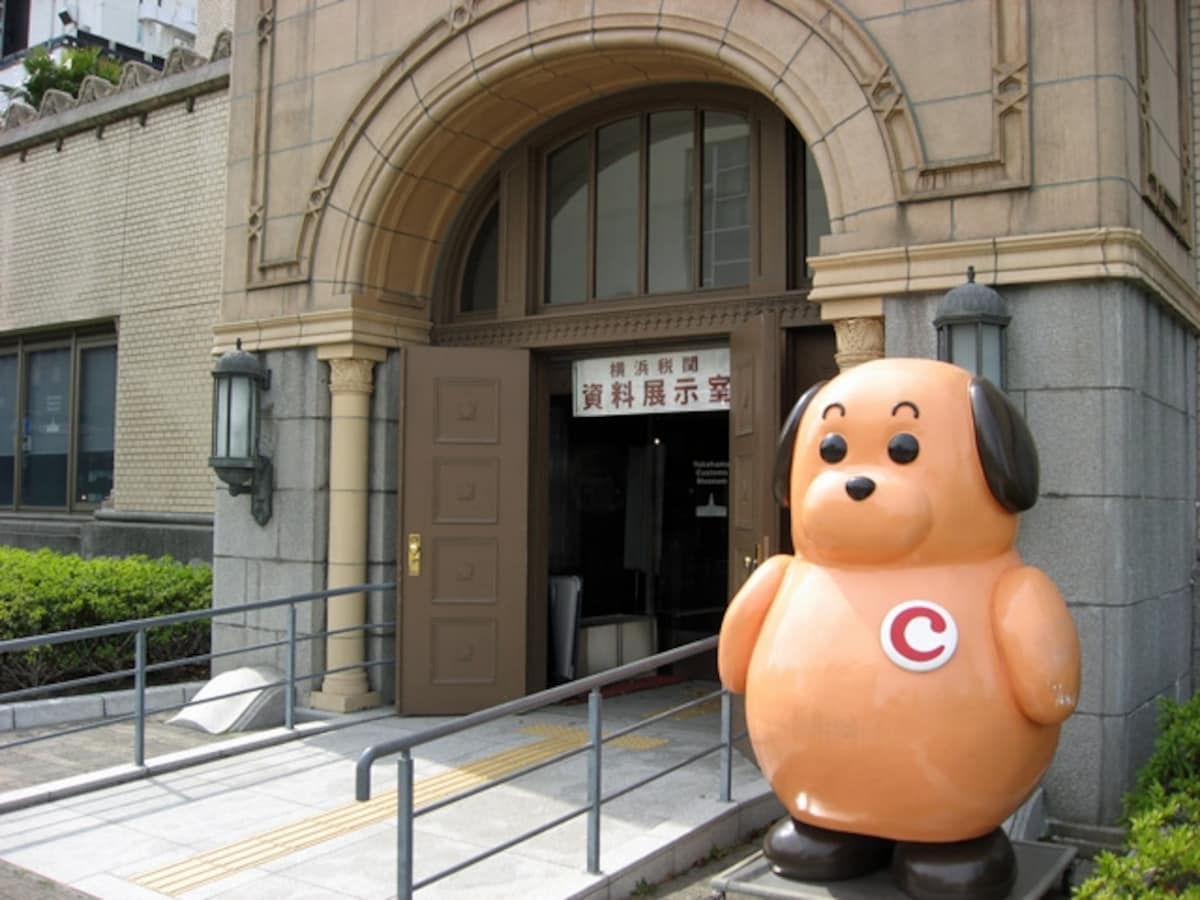 1階は資料展示室「クイーンのひろば」。入口を守るのは、税関のイメージキャラ・カスタム君