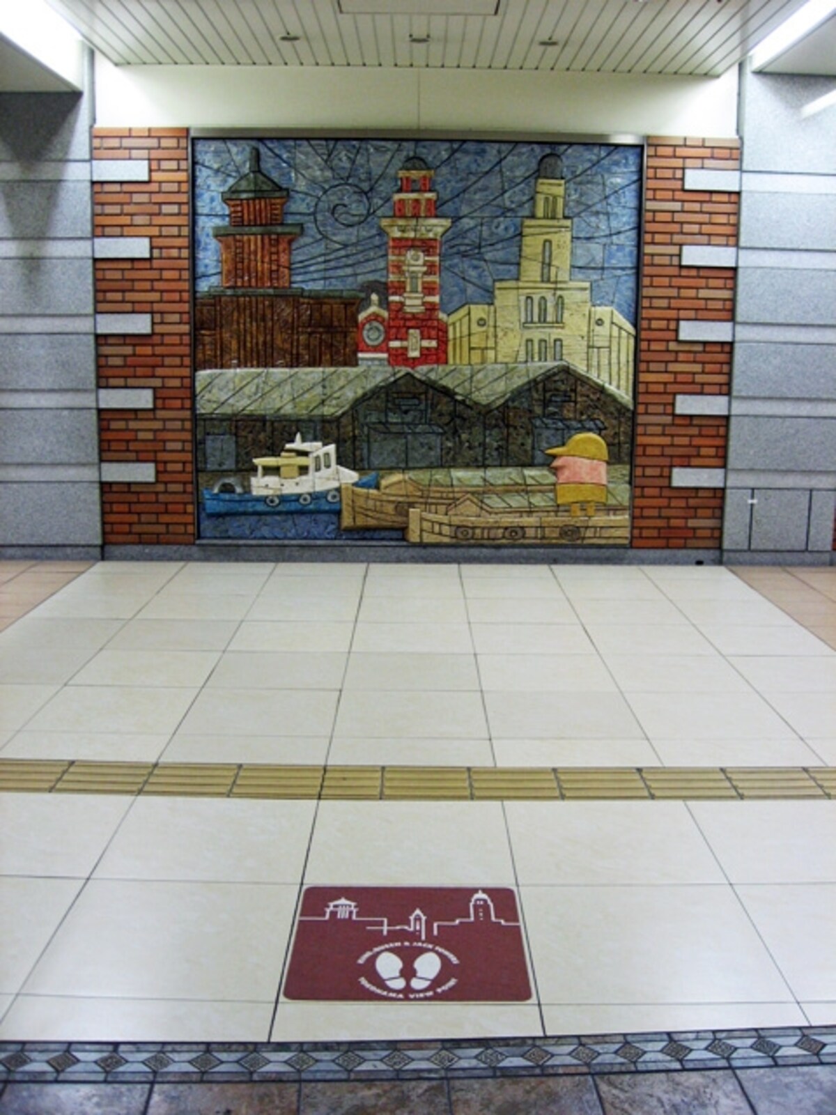 みなとみらい線日本大通り駅コンコースにある、三塔広場