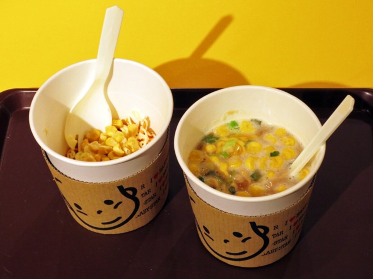 左：ホットベビースターできたてスナック＋トッピング（コーン＆マヨネーズ、300円）　右：ホットベビースターお湯かけヌードル（200円）