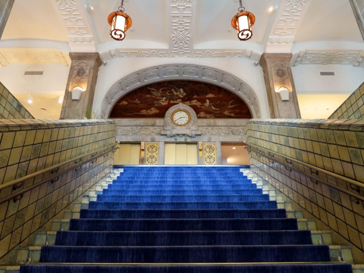 ホテルニューグランド本館は1927(昭和2)年開業当時の姿がそのまま残されています。ホテルの顔である大階段（2016年10月3日撮影）