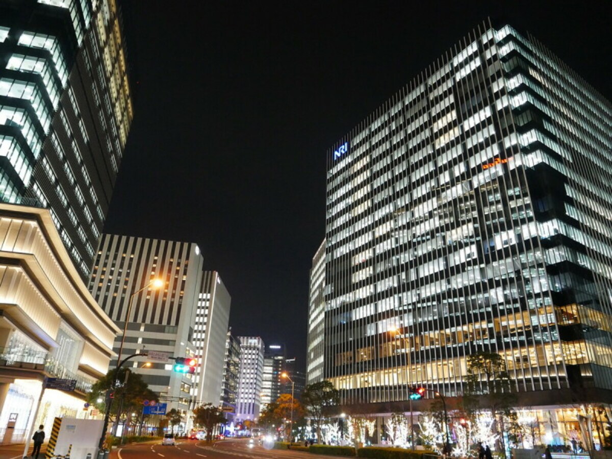 新高島エリアのオフィスビルも多数参加（2021年12月24日撮影）