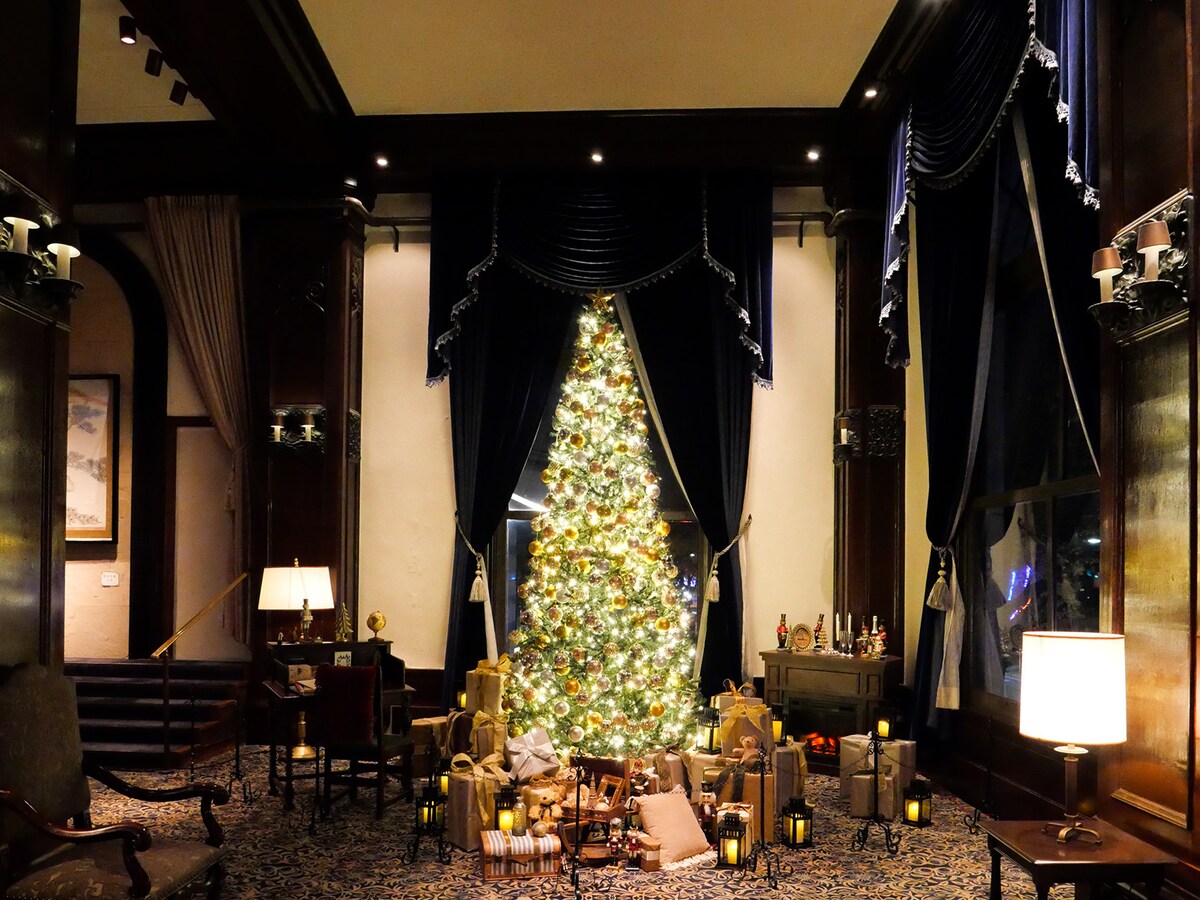 本館2階ロビーにはオーセンティックなクリスマスツリーが登場（2023年12月1日撮影）