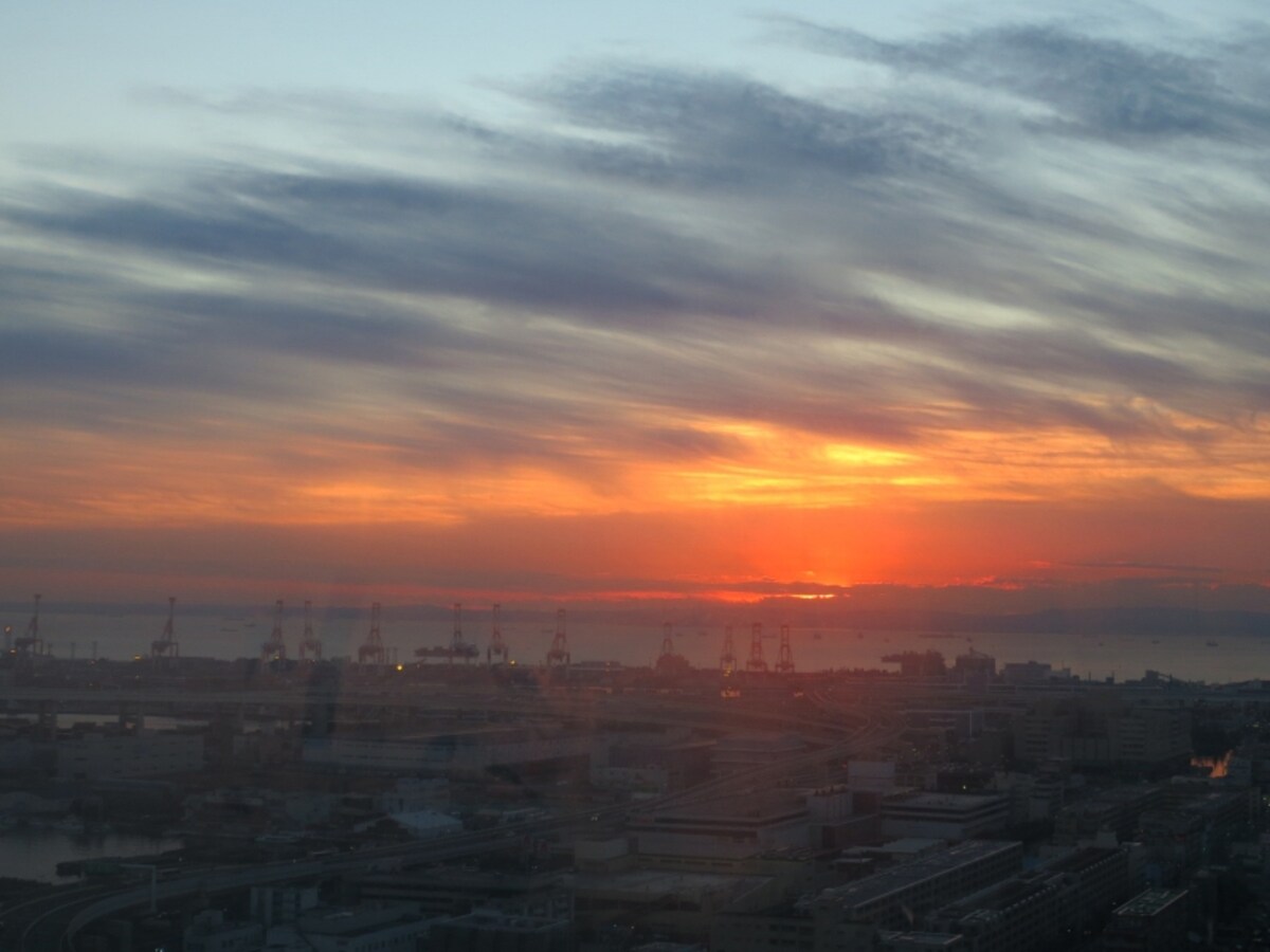2013年の初日の出ははっきりと太陽の姿を拝むことができず（2013年1月1日）