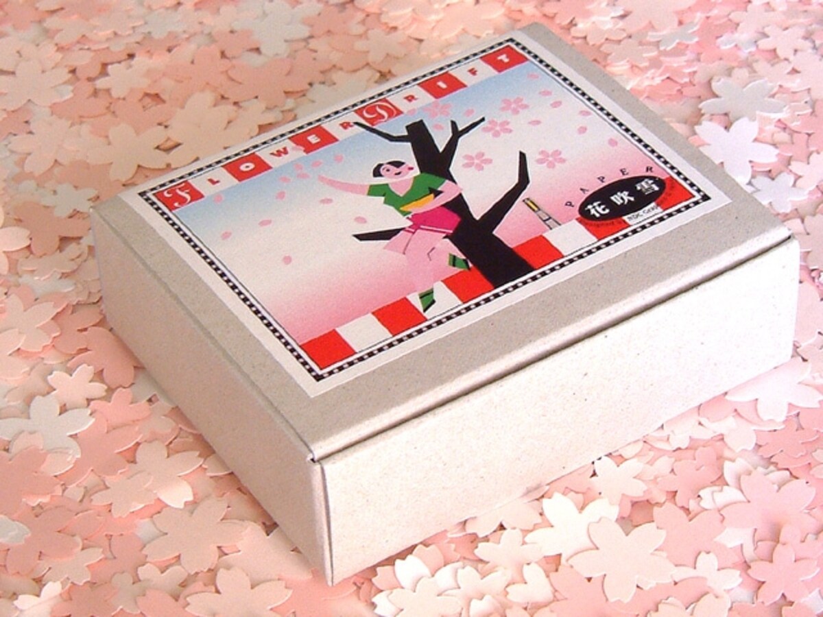 紙の桜吹雪（770円税込）は、その名の通り、3色（ピンク濃淡・白）・大小の桜の形をした紙吹雪がパッケージ。姉妹品に「青葉」「照葉」「星くず」も（画像提供：エクスポート）