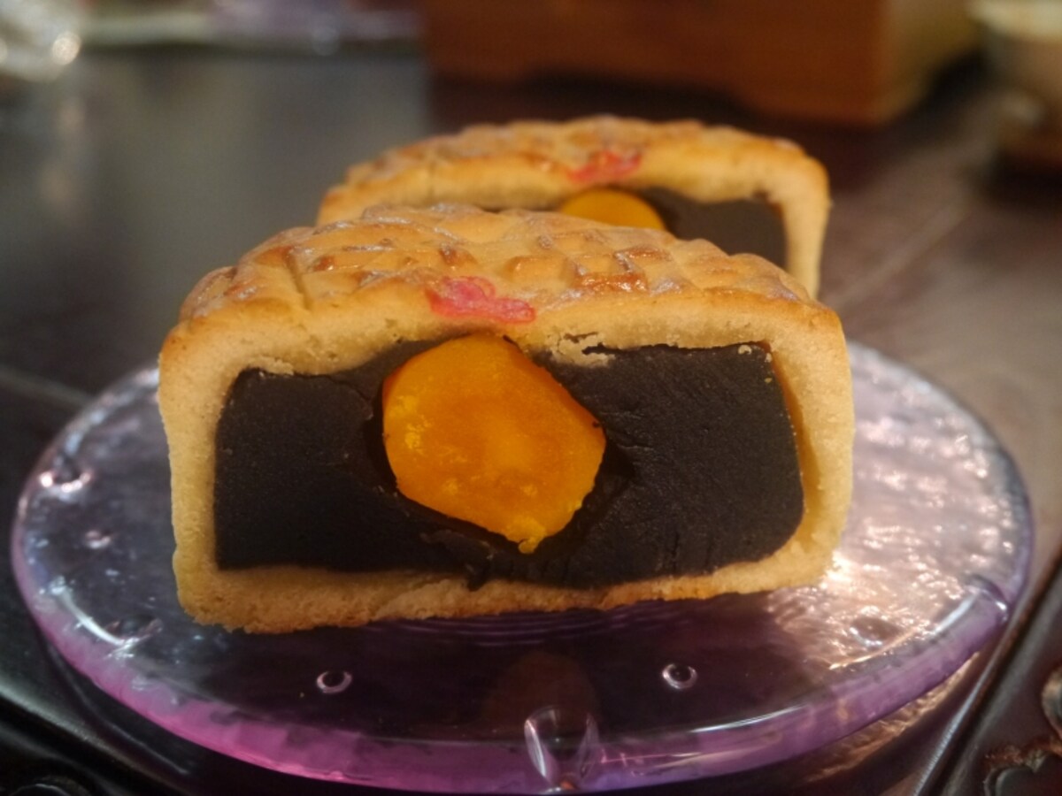 紅棉「単黄豆沙月餅（黒あん＋蛋黄1個入、680円税込）」（2013年9月20日撮影）