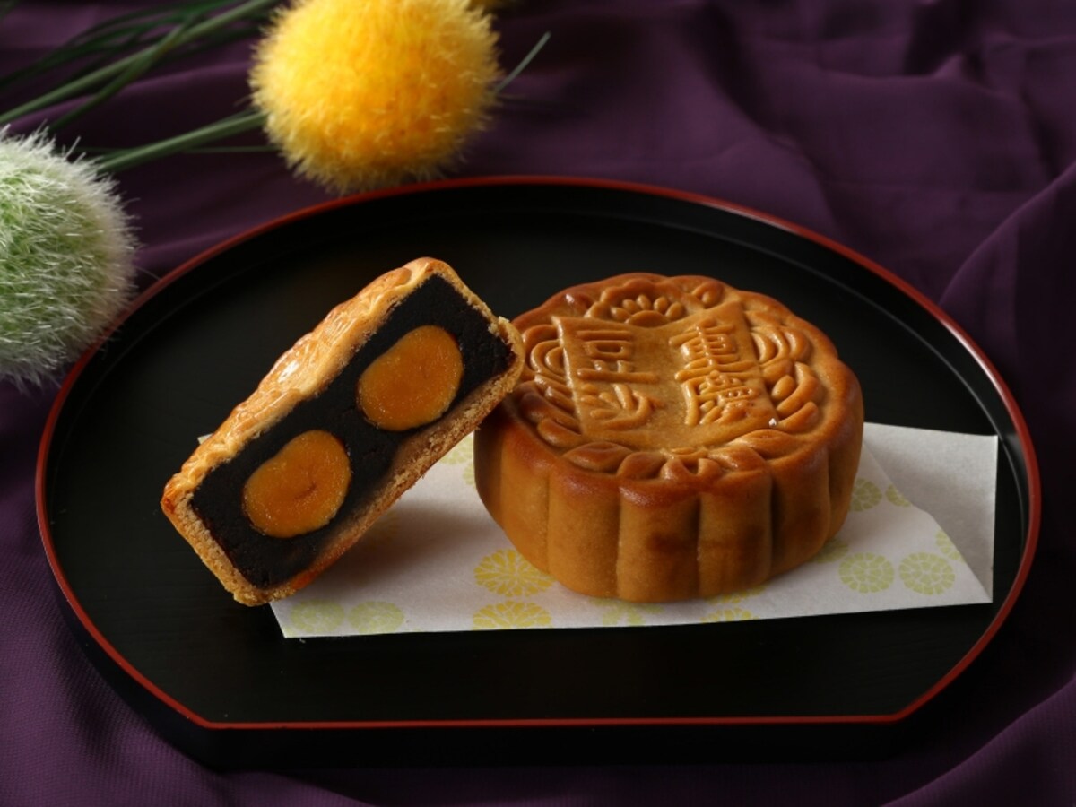黒あんの中に満月に見立てた塩漬け卵の黄身が入る「中秋月餅」。画像は重慶飯店「豆沙蛋黄大月餅（トウサタンファンダイゲッペイ、塩漬け卵黄身2個入、756円税込）(画像提供：重慶飯店）