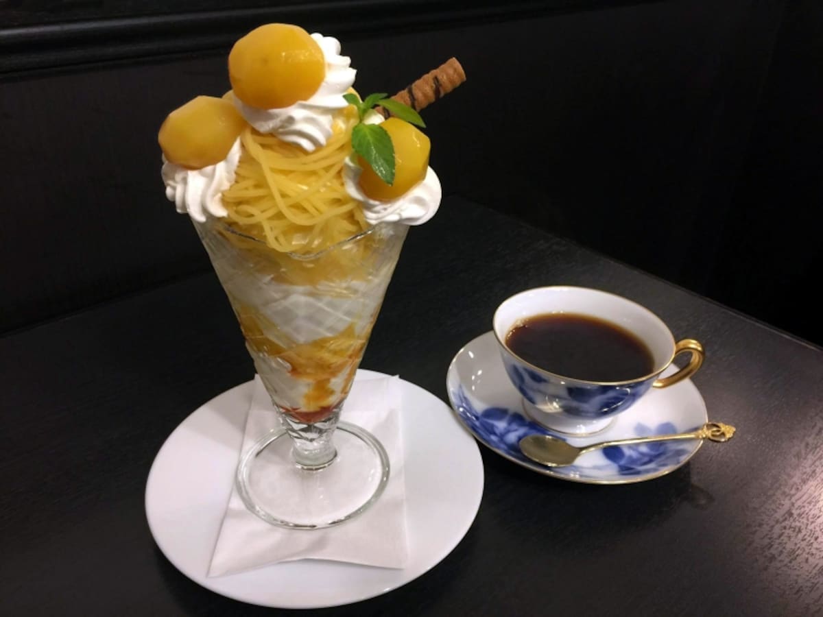 横濱壹番館ブレンドコーヒー(550円)をはじめ、横濱クラシックブレンド(750円)、有機栽培グァテマラ(850円)など世界各地の豆を使ったドリップコーヒーが楽しめます。ストレートコーヒーは大倉陶園のカップを使用。レトロな雰囲気のパフェ(画像はマロンパフェ1000円)もおすすめ(画像提供:横浜タカシマヤ)