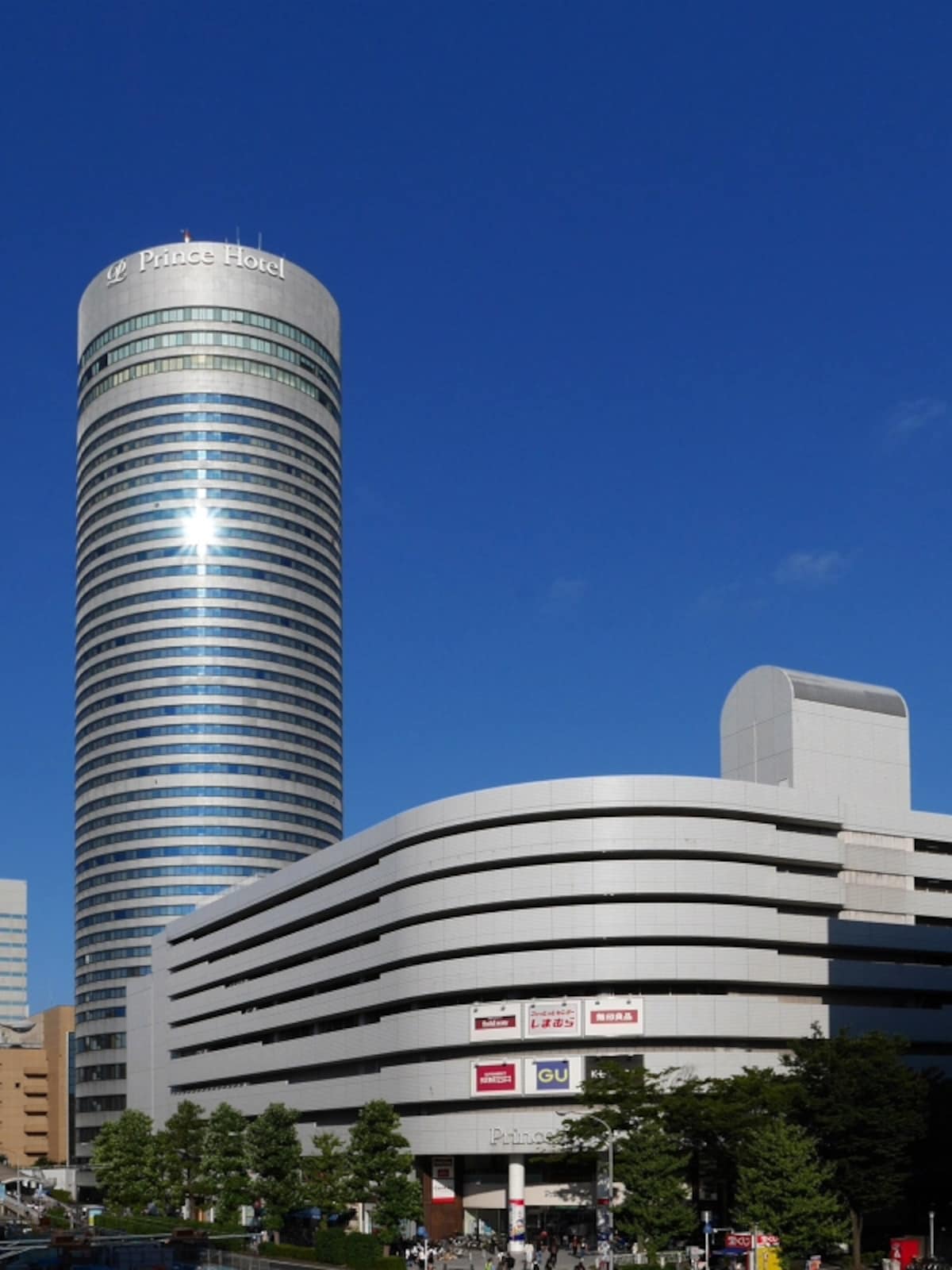 新横浜プリンスホテルは円柱形の建物が目印。ショッピングモール「新横浜プリンスペペ」を併設(2017年9月10日撮影)