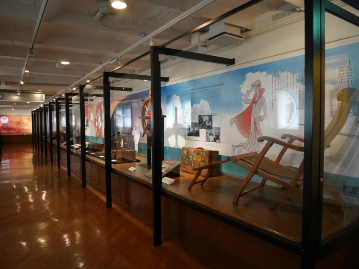 展示室「シアトル航路の旅」：横浜を出航してシアトルに向かう優雅な船旅のようすを、実物資料とエピソードで紹介するコーナー。実際に使用されていたレトロな計器類や船からの案内（NOTICE）などが展示されています（2016年11月18日撮影）