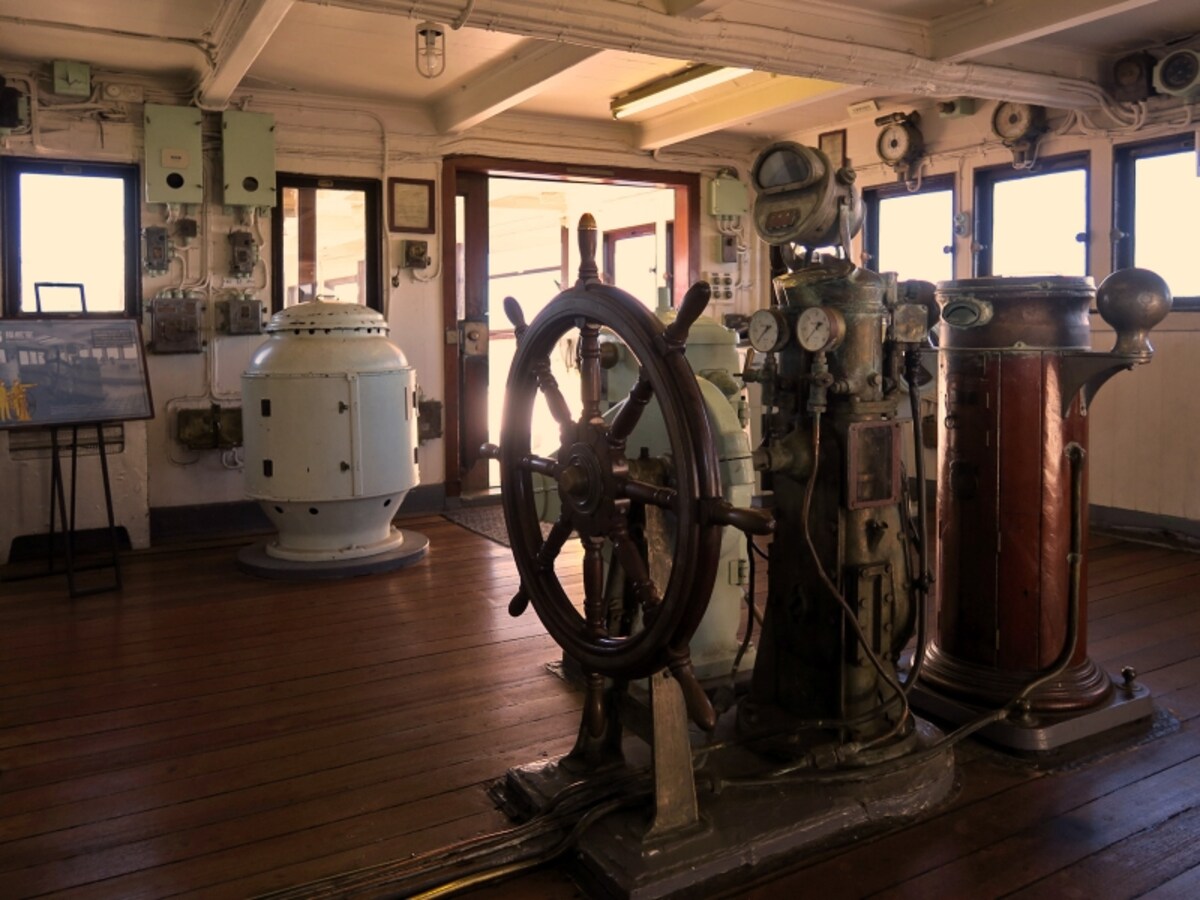 操舵室：レトロなデザインの計器類が並びます。大きな舵もあるので、子どもはもちろん、大人もちょっぴりわくわくする空間（2016年12月28日撮影）