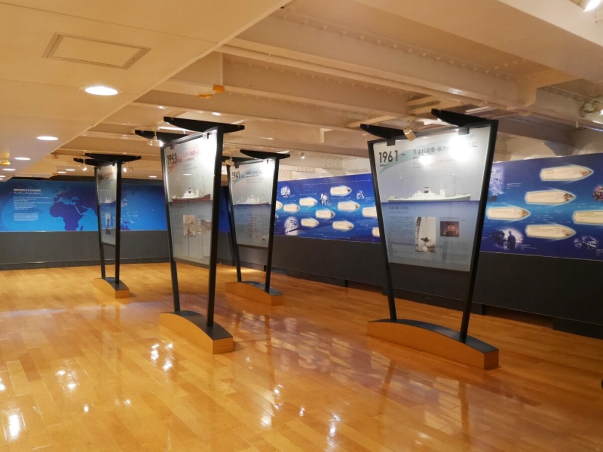 展示室[氷川丸の航跡]：戦前・戦中・戦後の氷川丸の変遷や激動の運命、人々とのつながりがよくわかるパネル展示（2016年11月18日撮影）