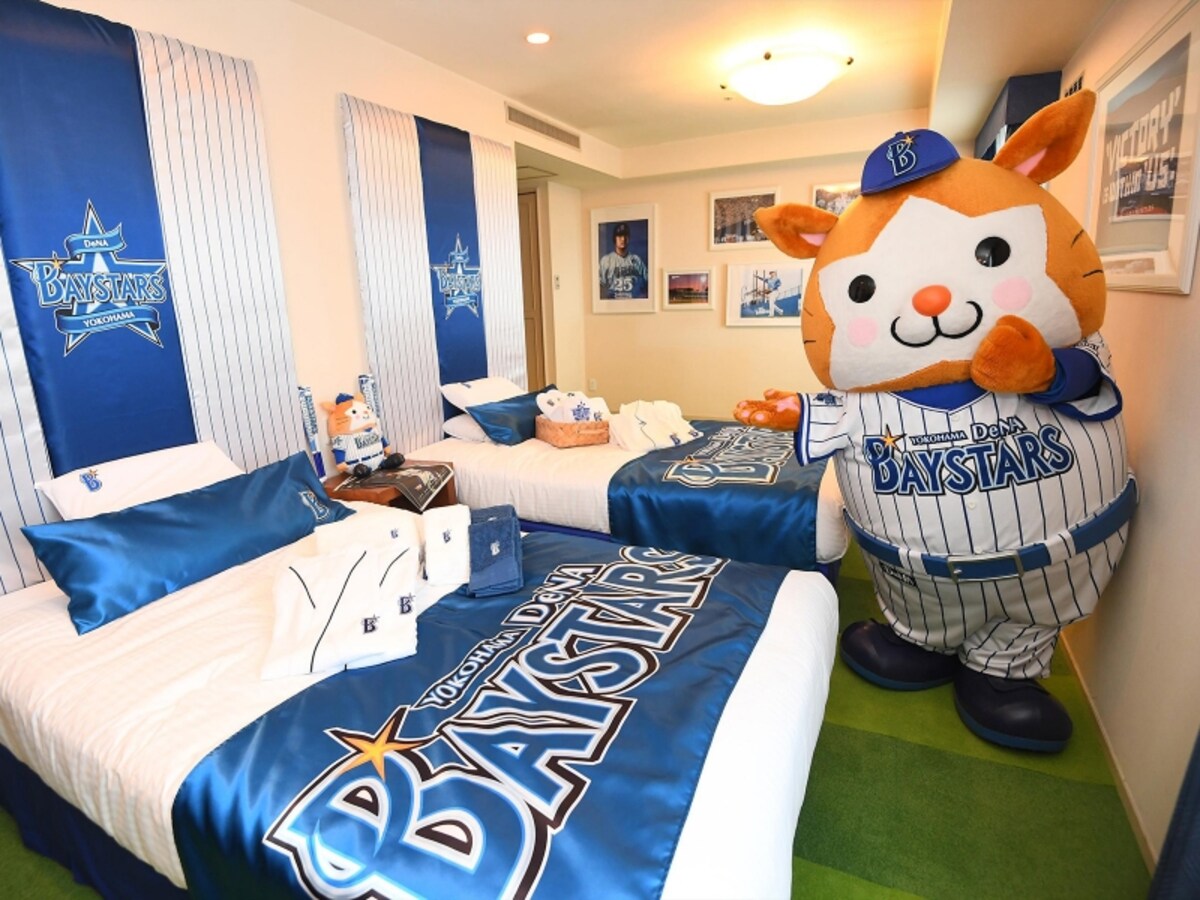 ベイスターズ装飾が施されたツインルーム。画像は筒香嘉智（つつごう よしとも）選手をモチーフとした内装（画像提供：横浜DeNAベイスターズ）