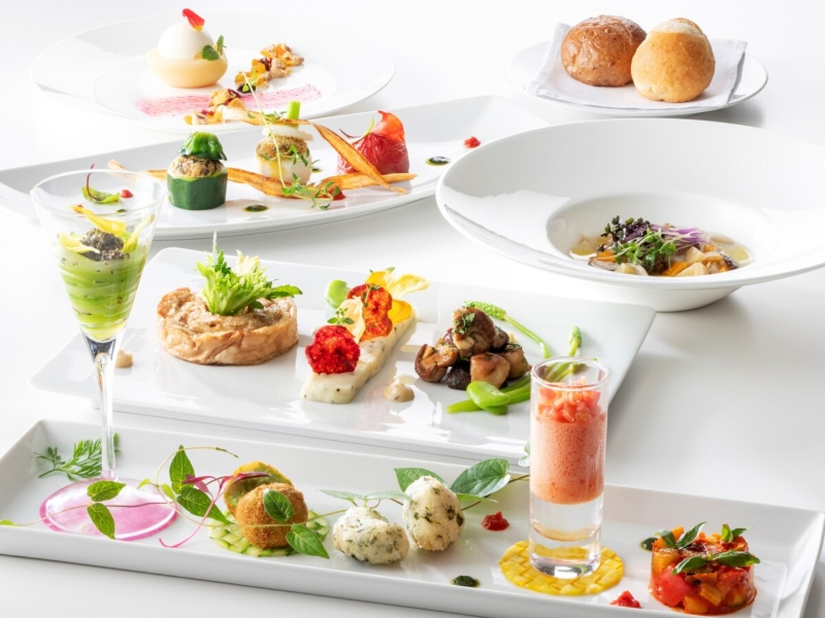 フランス料理「アジュール」＜オリエンタル ビーガンコース＞5940円。見た目も華やかで美味（画像はイメージ、画像提供：ヨコハマ グランド インターコンチネンタル ホテル）