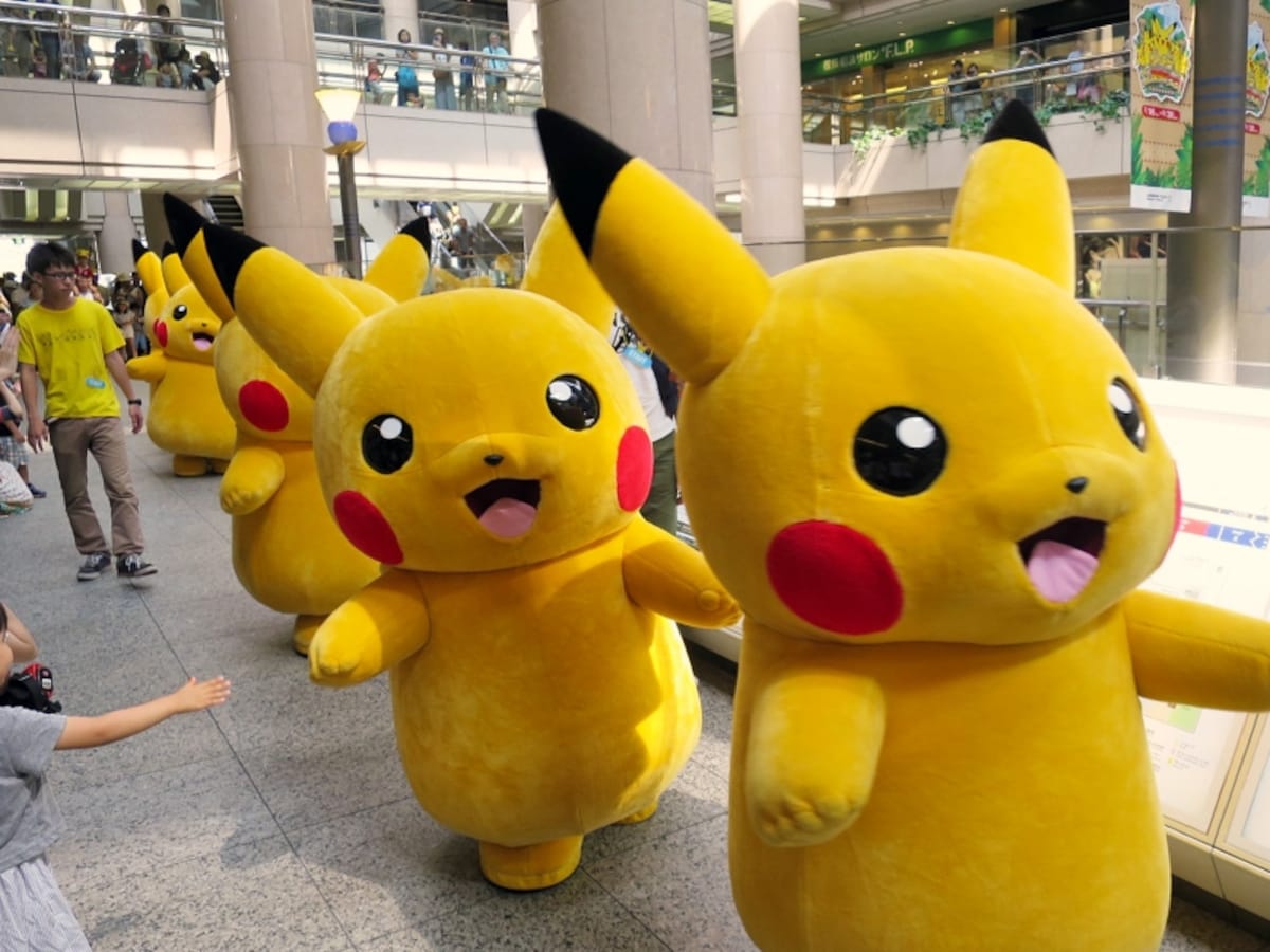 2015年の「ピカチュウ大量発生チュウ!」のようす。たくさんの人がピカチュウの行進を見守りました!(2015年8月8日撮影)