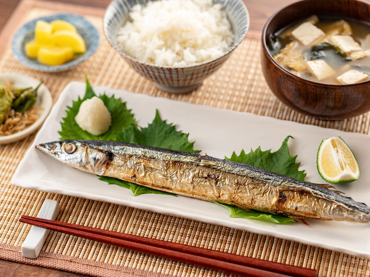できれば夕食は早めに食べ、さらに早く寝る習慣を！