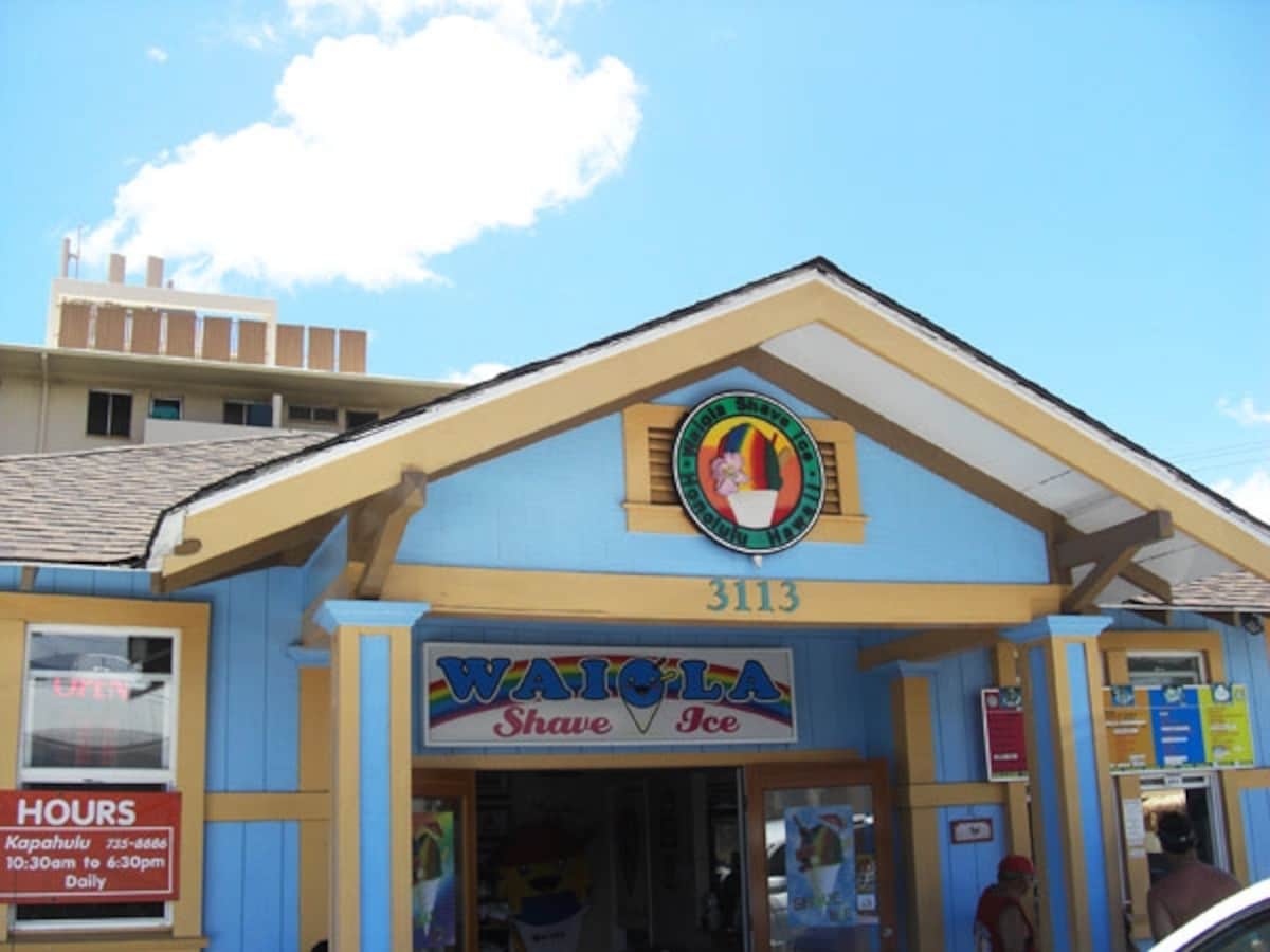 水色がカワイイ、海の家風のカパフル店は、2009年末に移転リニューアル。シェイブアイスは、外のベンチでいただきます