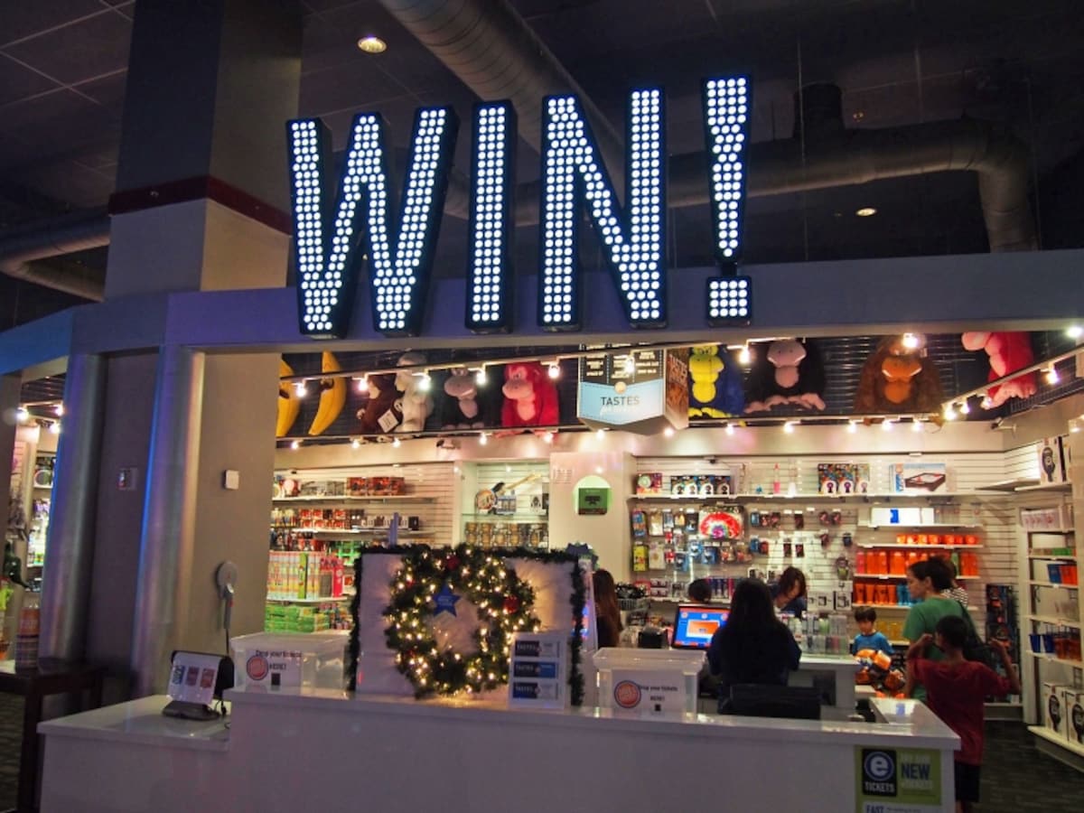 景品交換コーナー。クーポンをはかりにかけて、獲得点数を数えてくれます。その点数内で好きな景品をチョイス
